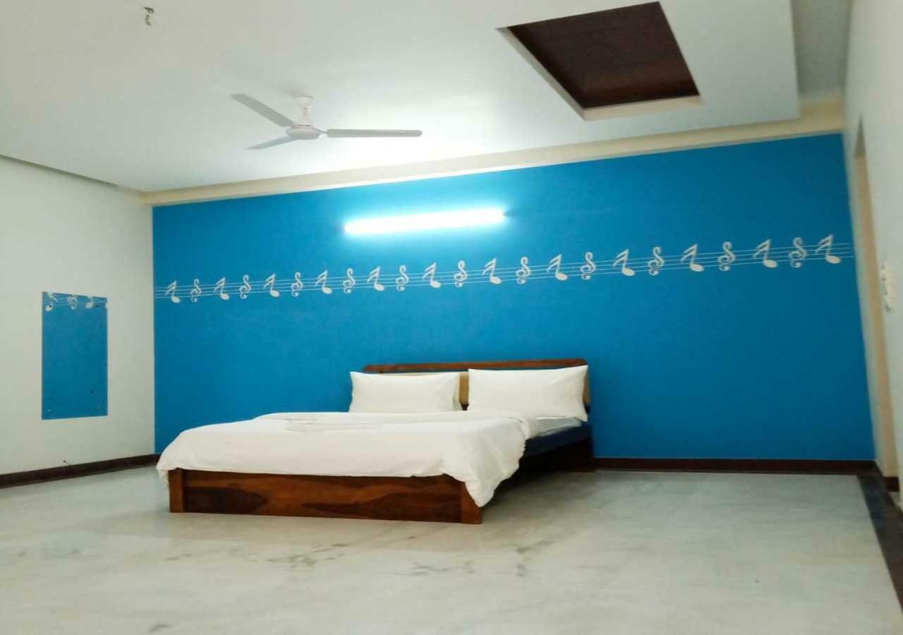 J P Residency Hotel เกรทเตอร์นอยดา ภายนอก รูปภาพ