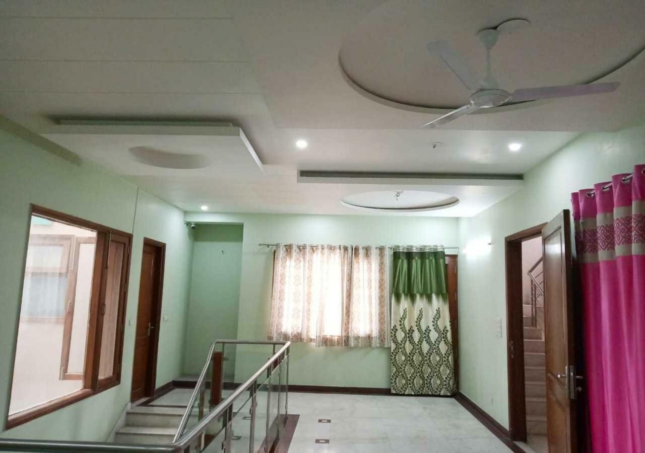 J P Residency Hotel เกรทเตอร์นอยดา ภายนอก รูปภาพ