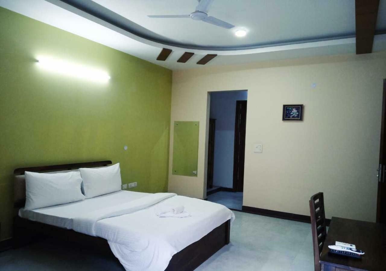J P Residency Hotel เกรทเตอร์นอยดา ภายนอก รูปภาพ