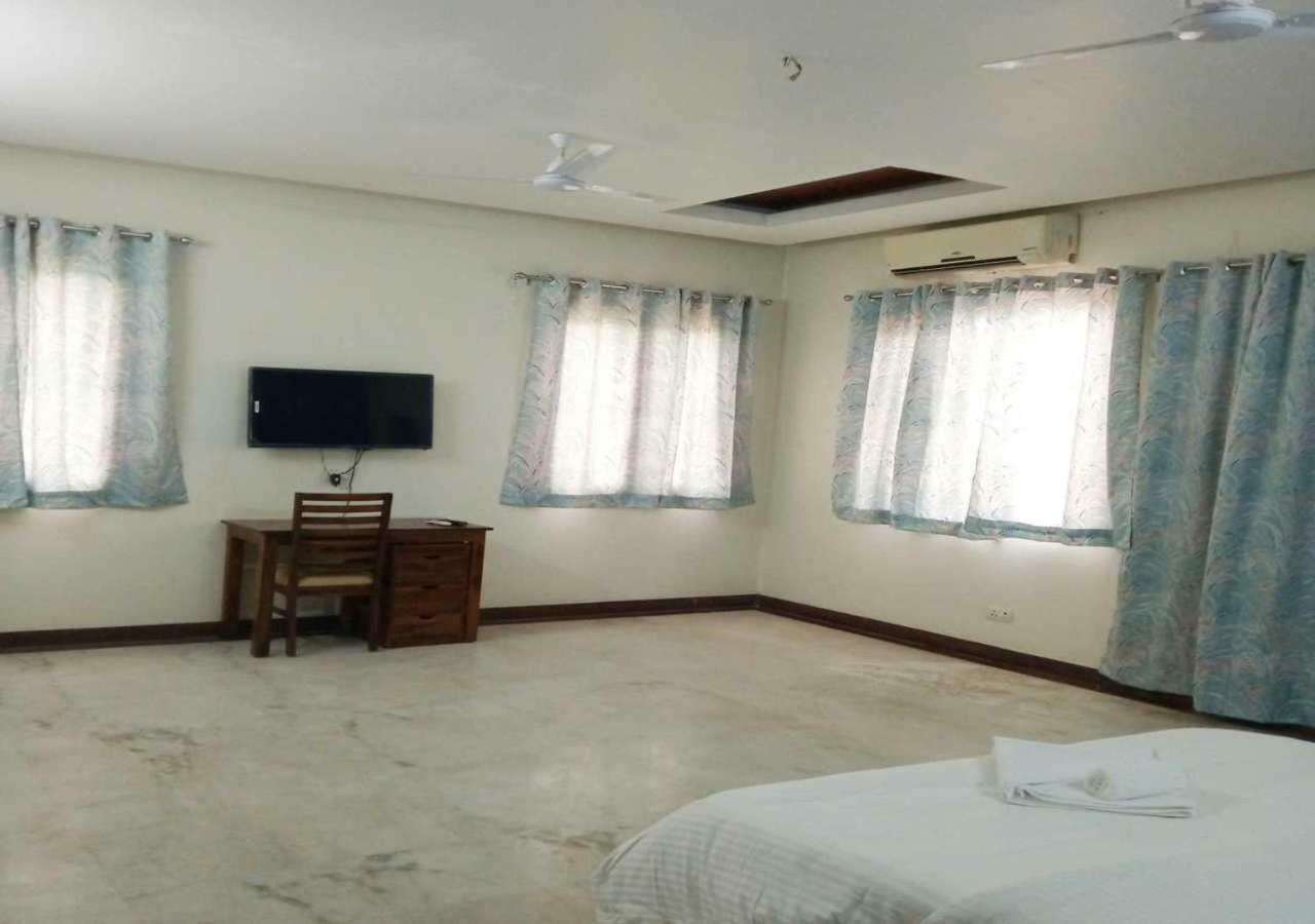 J P Residency Hotel เกรทเตอร์นอยดา ภายนอก รูปภาพ
