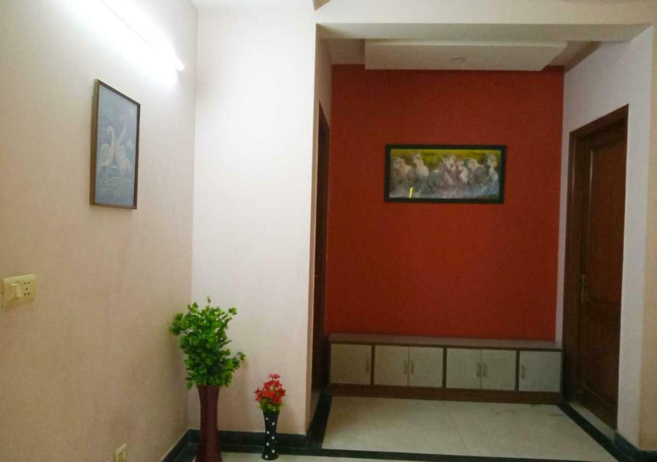 J P Residency Hotel เกรทเตอร์นอยดา ภายนอก รูปภาพ