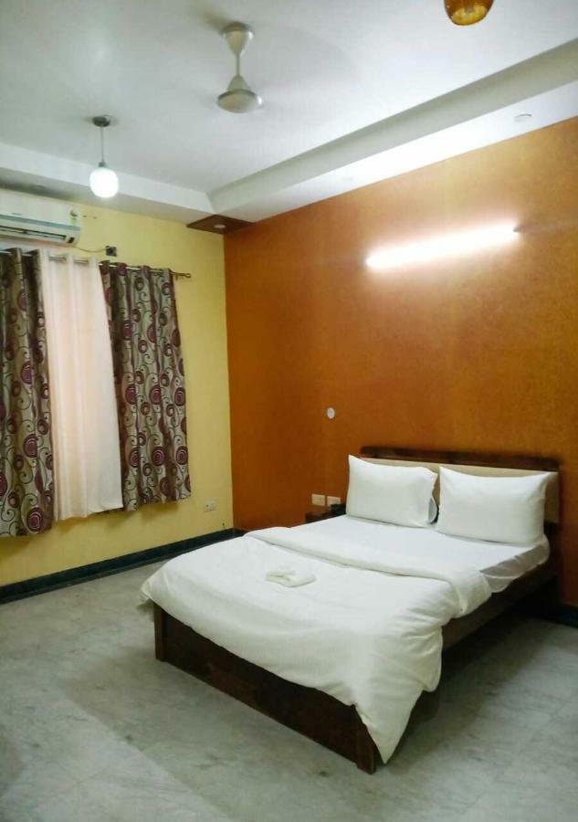 J P Residency Hotel เกรทเตอร์นอยดา ภายนอก รูปภาพ