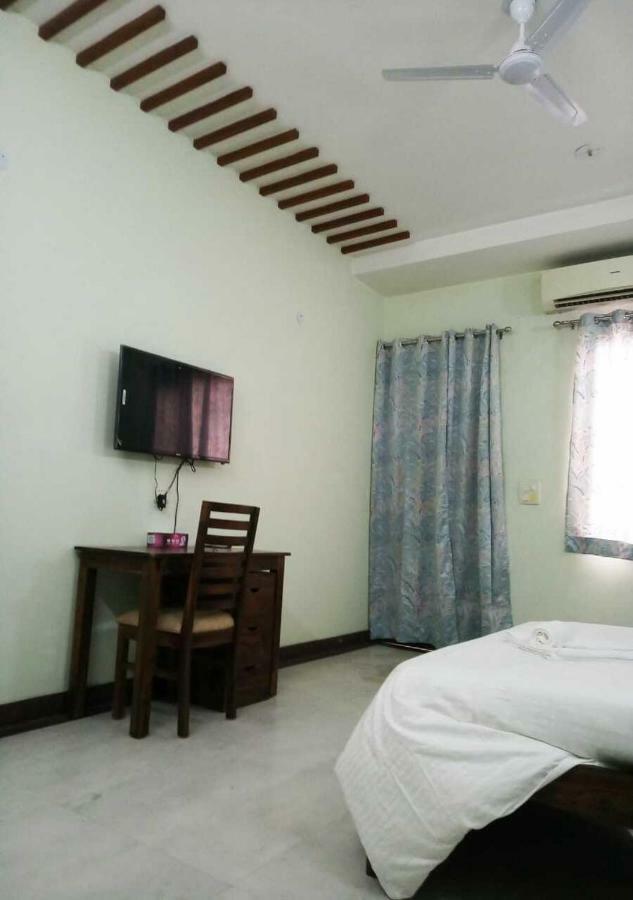 J P Residency Hotel เกรทเตอร์นอยดา ภายนอก รูปภาพ
