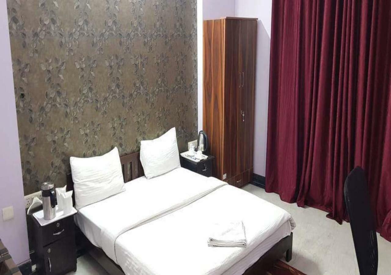J P Residency Hotel เกรทเตอร์นอยดา ภายนอก รูปภาพ