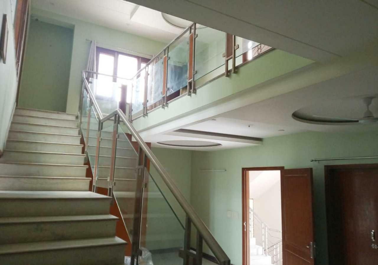 J P Residency Hotel เกรทเตอร์นอยดา ภายนอก รูปภาพ