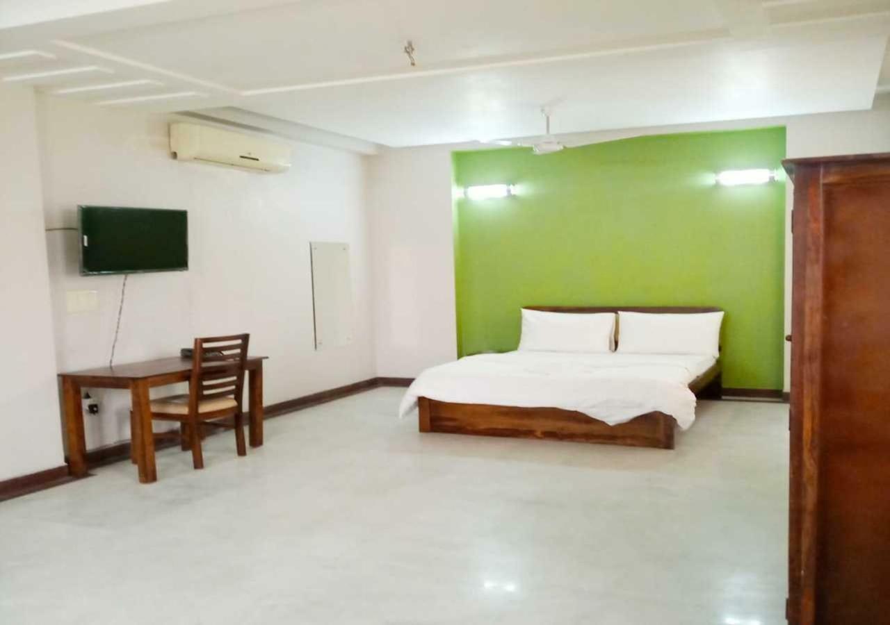J P Residency Hotel เกรทเตอร์นอยดา ภายนอก รูปภาพ