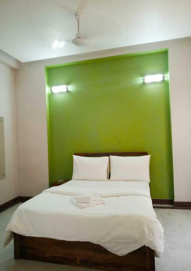 J P Residency Hotel เกรทเตอร์นอยดา ภายนอก รูปภาพ