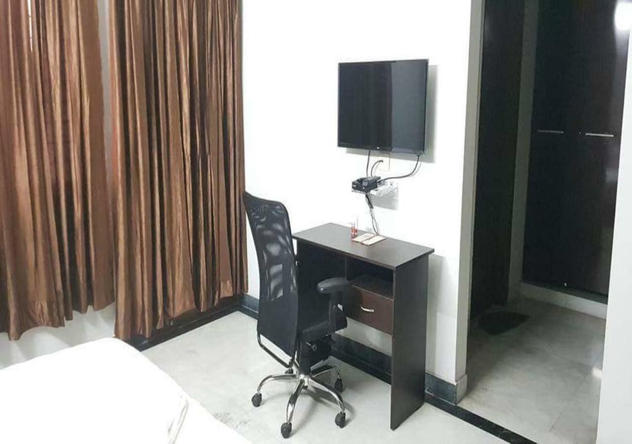 J P Residency Hotel เกรทเตอร์นอยดา ภายนอก รูปภาพ
