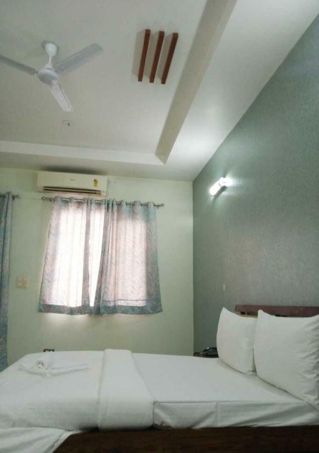 J P Residency Hotel เกรทเตอร์นอยดา ภายนอก รูปภาพ