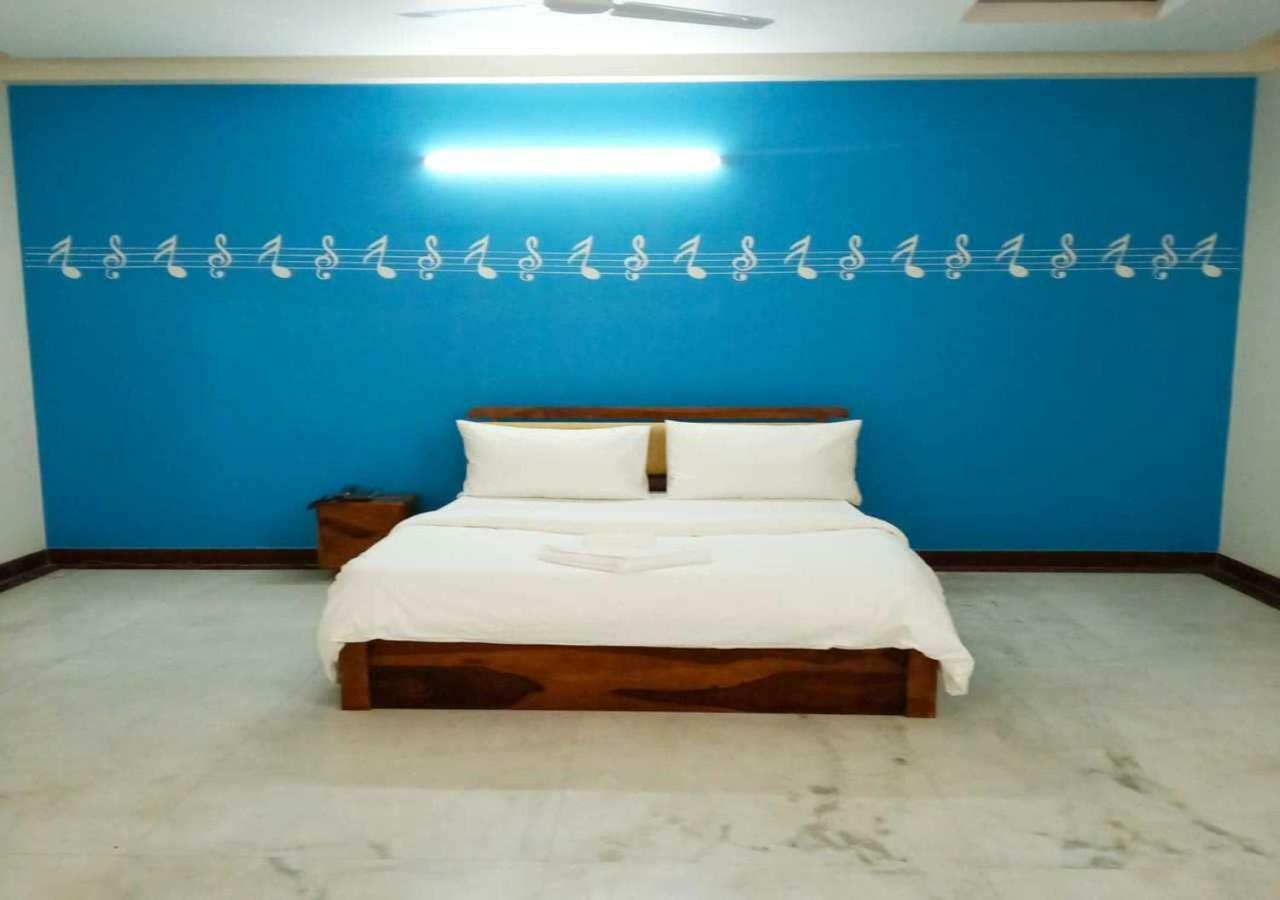 J P Residency Hotel เกรทเตอร์นอยดา ภายนอก รูปภาพ