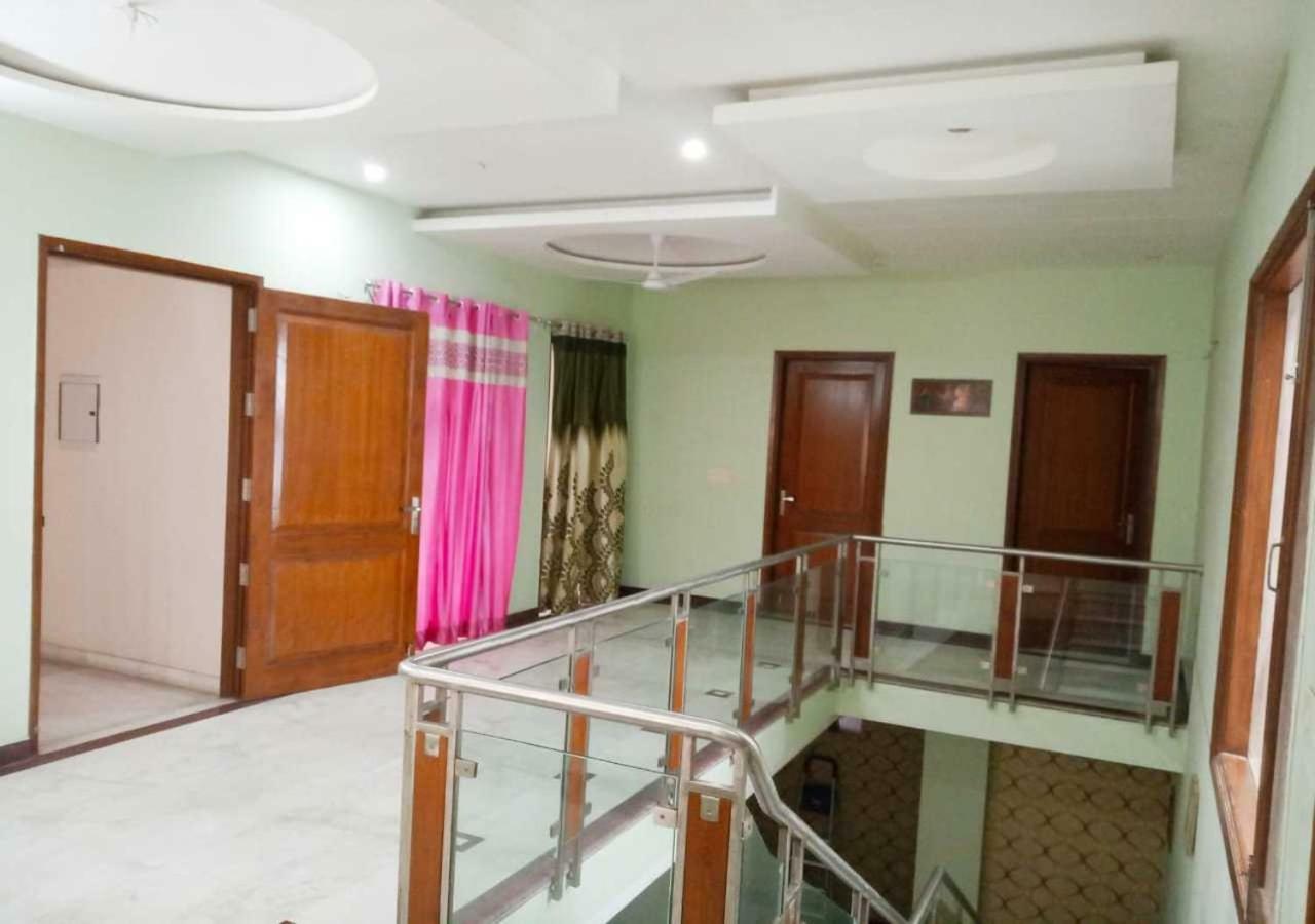 J P Residency Hotel เกรทเตอร์นอยดา ภายนอก รูปภาพ