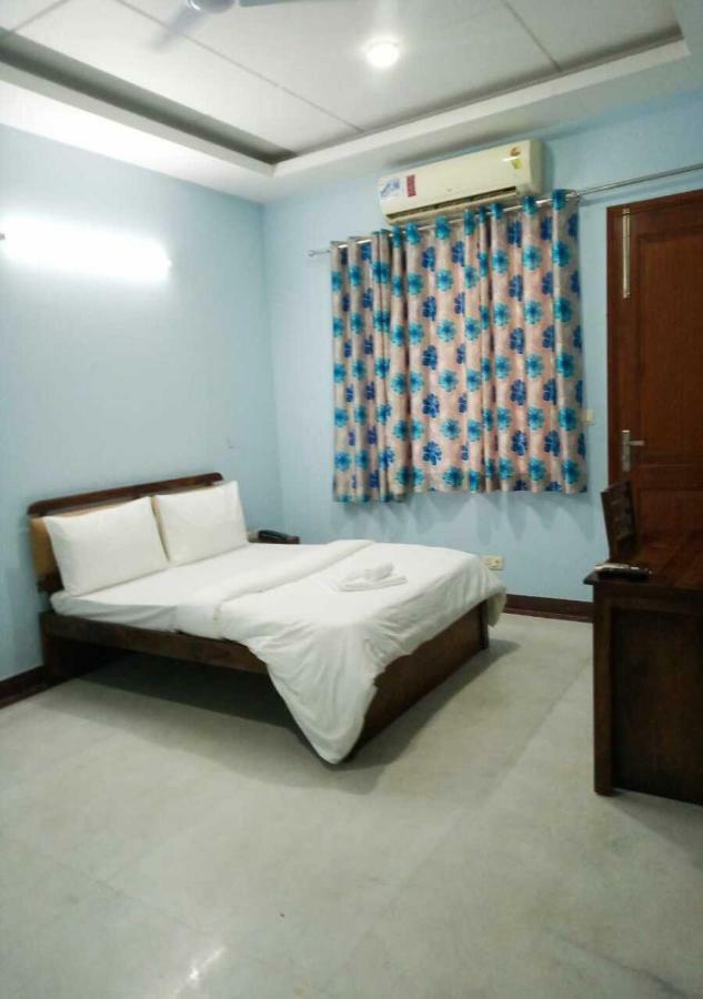 J P Residency Hotel เกรทเตอร์นอยดา ภายนอก รูปภาพ